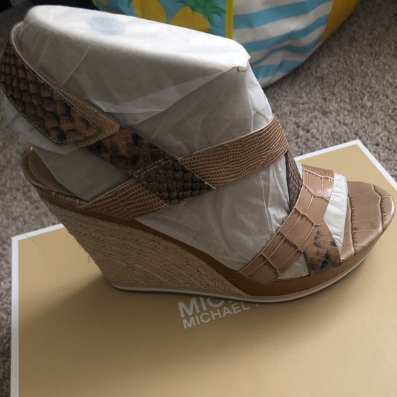 MICHAEL Michael Kors Mackay Embossed Leather Wedge - Picture 4 of 9